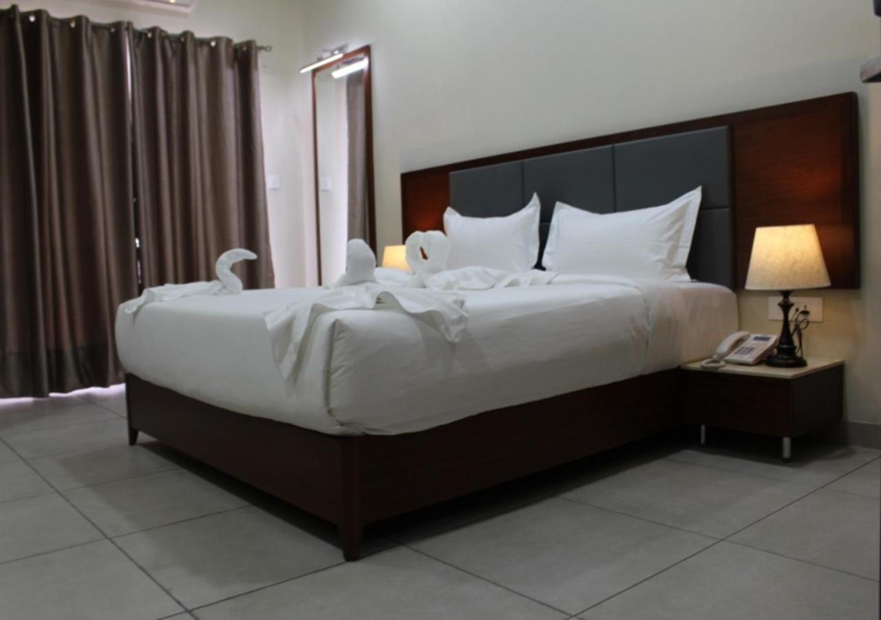 Ixoras Hotel 킨샤사 외부 사진