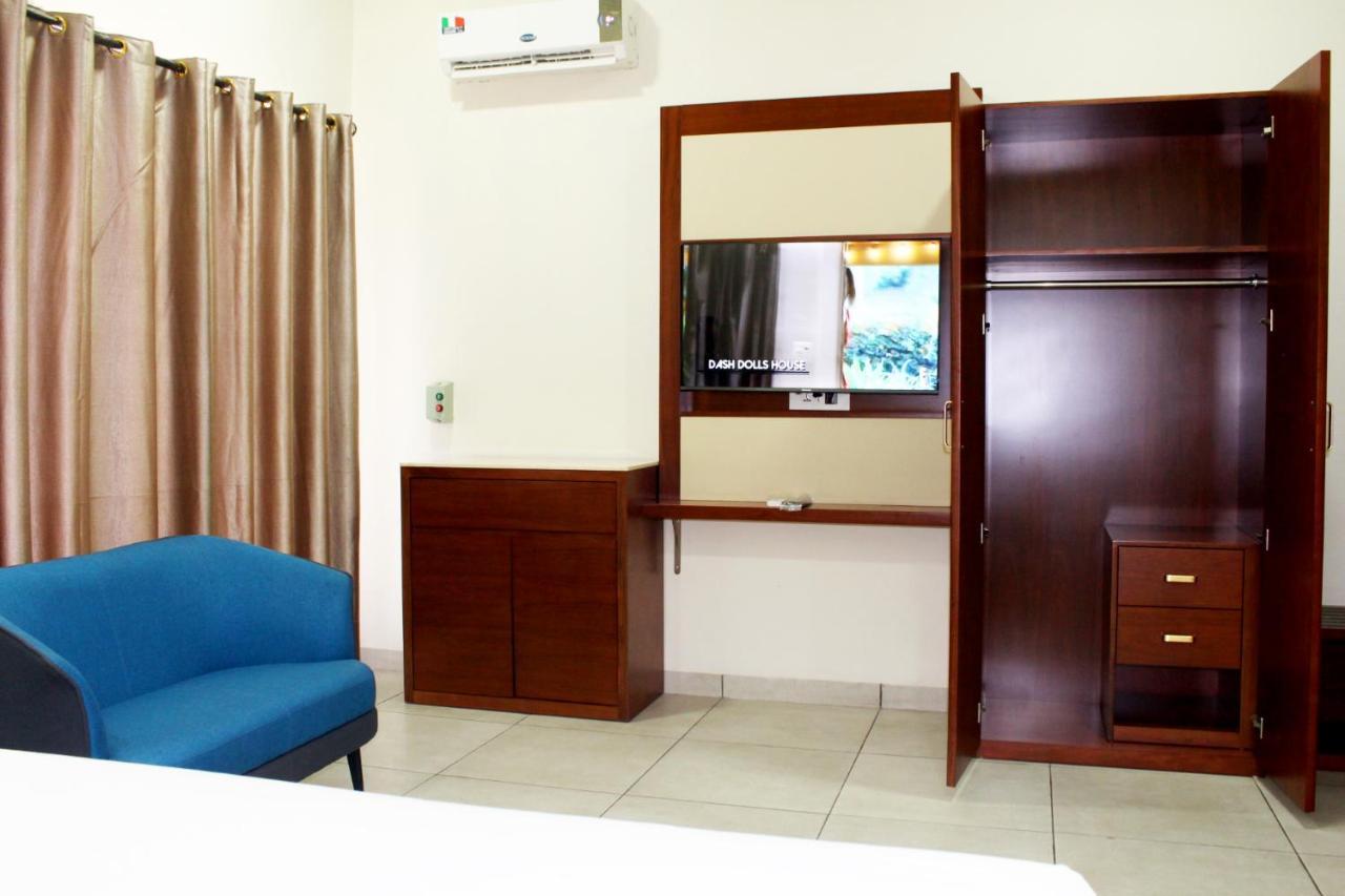 Ixoras Hotel 킨샤사 외부 사진