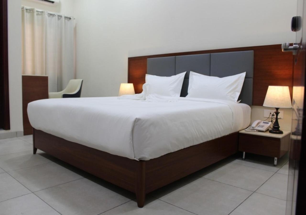 Ixoras Hotel 킨샤사 외부 사진
