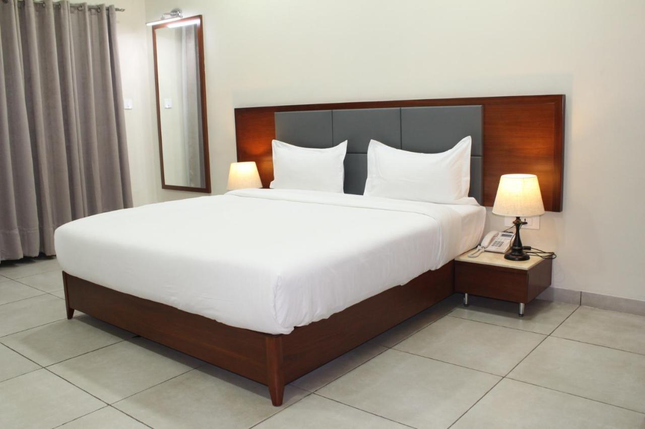 Ixoras Hotel 킨샤사 외부 사진